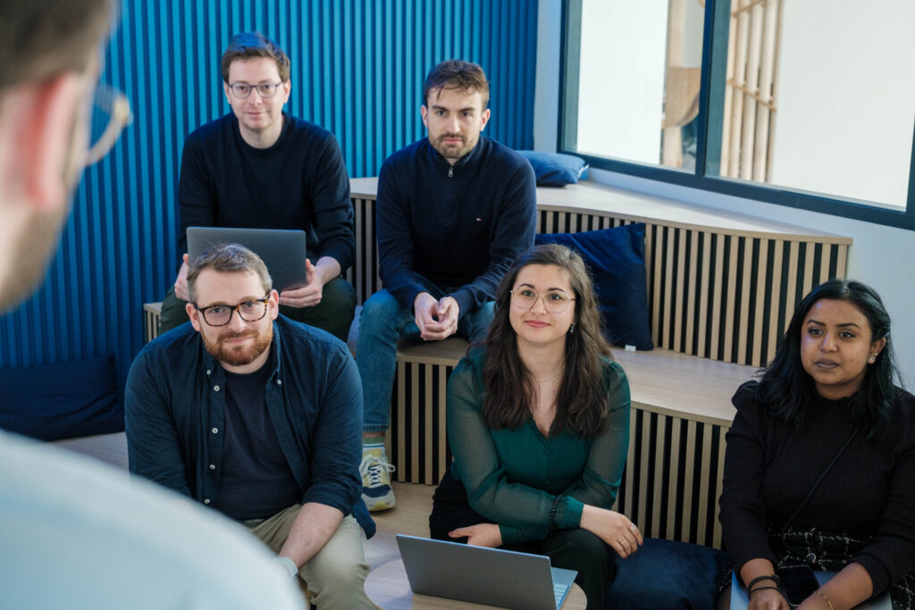 collaborateurs dans une salle de réunion reprise de tma oms